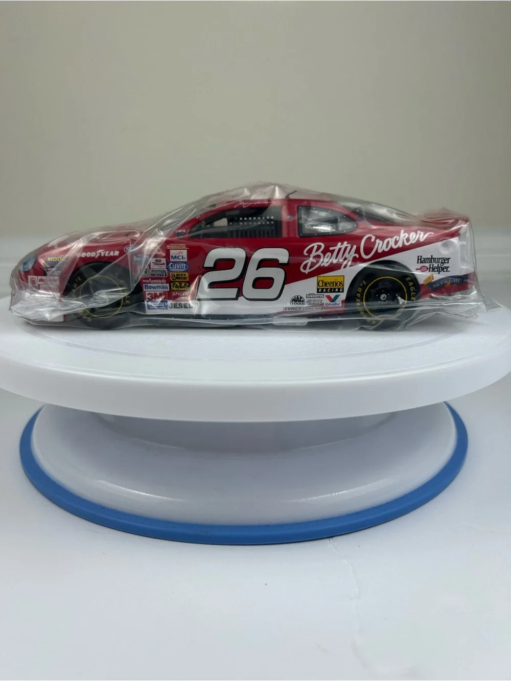 Racing Champions Johnny Benson 26 Betty Crocker 1:24 Diecast LE 195/1700 w/Cards